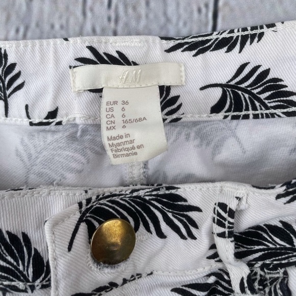 𝅺h&m Leafy Print Short Shorts - Picture 12 of 12
